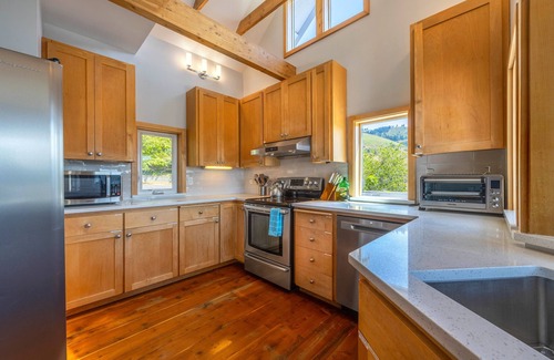 White Salmon House | Inviting Grandview 3 Bedroom Home with Spa and Pet Friendly