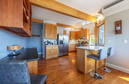 White Salmon House | Inviting Grandview 3 Bedroom Home with Spa and Pet Friendly