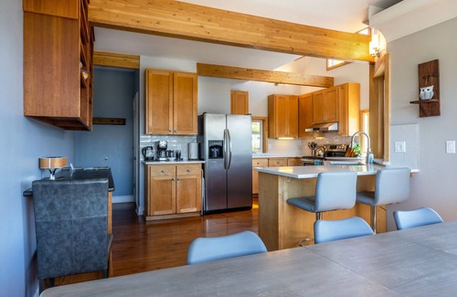 White Salmon House | Inviting Grandview 3 Bedroom Home with Spa and Pet Friendly