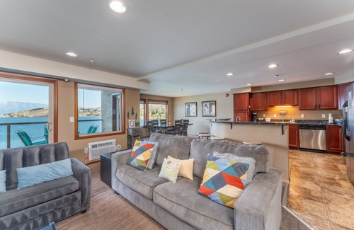 Chelan Condo | Experience Grandview 532: Waterfront Condo with Spa & Pool