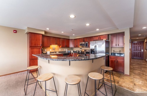 Chelan Condo | Experience Grandview 532: Waterfront Condo with Spa & Pool