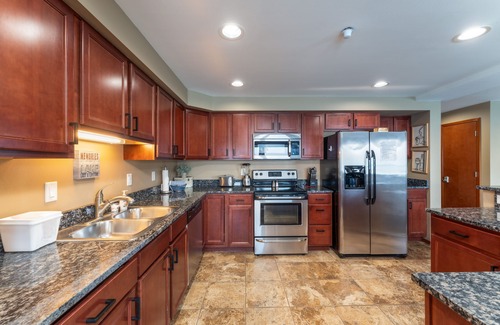 Chelan Condo | Experience Grandview 532: Waterfront Condo with Spa & Pool