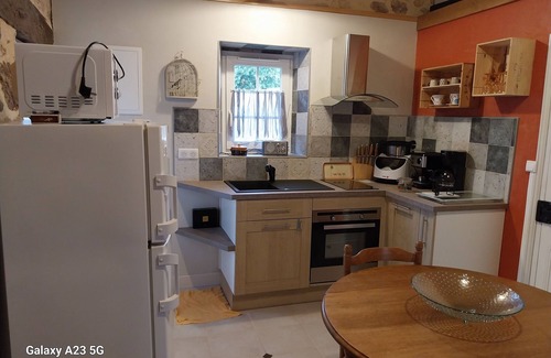 Pays-de-Belves Cottage | Quaint Retreat in Historic Périgord Noir with Ocean Views