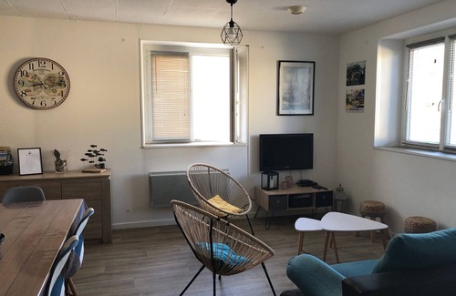 Ploudalmezeau House | Family-Friendly Grange Bretonne - 2 Bedrooms Near Port