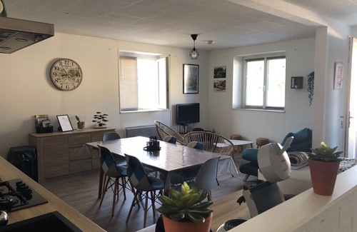 Ploudalmezeau House | Family-Friendly Grange Bretonne - 2 Bedrooms Near Port
