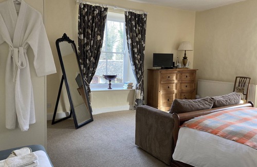 Euston Bed & Breakfast | Inviting Grange Farm House: Guest Rated 9.4, Family-Friendly