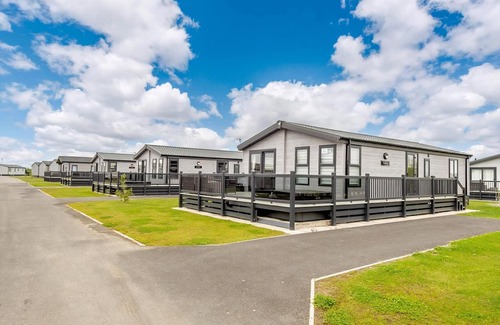 Mablethorpe Ski Chalet | Modern Four Bedroom Lodge with Spa and Hot Tub Oasis