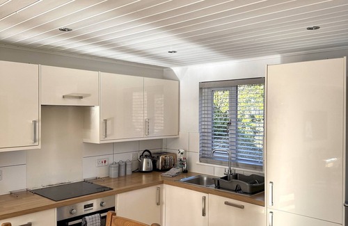South Cerney Ski Chalet | Pet-Friendly Grange Lodge at Cotswolds Lakeside - 9.8 Rated