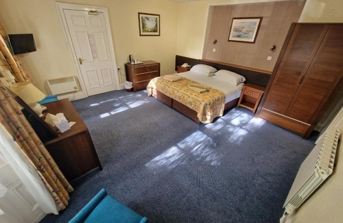 St. Peter Port Hotel | Cozy Grange Lodge Hotel with Oceanfront Pool & Dining