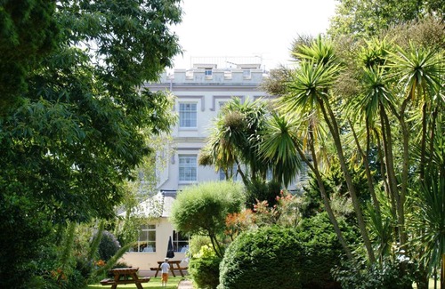 St. Peter Port Hotel | Cozy Grange Lodge Hotel with Oceanfront Pool & Dining