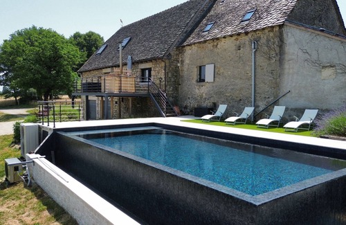 Hautefage House | Elegant Grange Rénovée en Xaintrie: Rated 10/10 with Pool