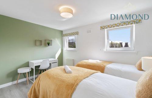 Grangemouth Apartment | Grangemouth 3-Bed House with Free Parking for Every Traveler