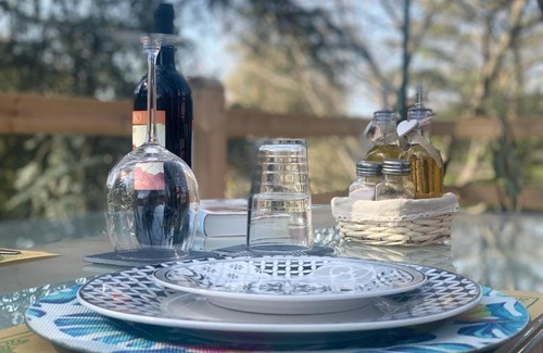 Toffia Bed & Breakfast | Granica: Relax by the Pool with a Cozy Kitchen Retreat