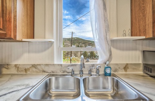 Manitou Springs House | Granite Grotto: Family-Friendly Stay with Breakfast Options