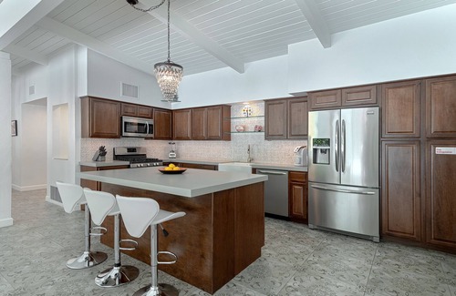 Vista Las Palmas House | Experience Granito Gables: Pool, Spa & Fire Pit Oasis!
