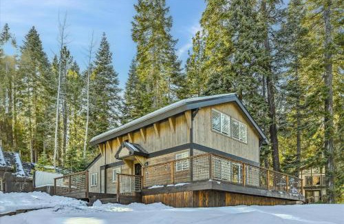 Comstock Acres House | Granlibakken Getaway: Pet-Friendly Retreat with Hot Tub