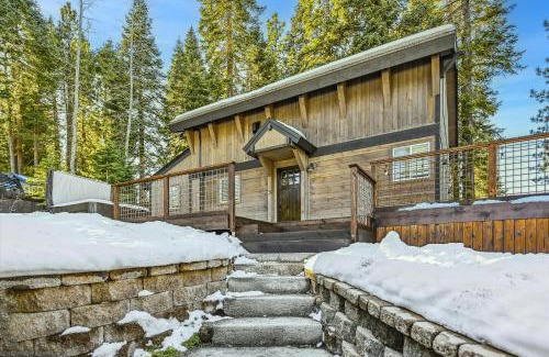 Comstock Acres House | Granlibakken Getaway: Pet-Friendly Retreat with Hot Tub