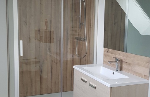 Tourville-La-Chapelle House | Inviting Granne de Lin étage: Family-Friendly with Kitchen