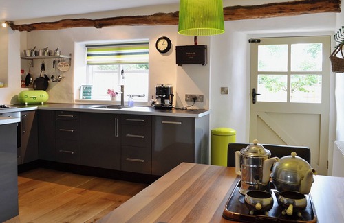 Beaworthy Cottage | Relax in a Hot Tub Under the Stars with Lake Views