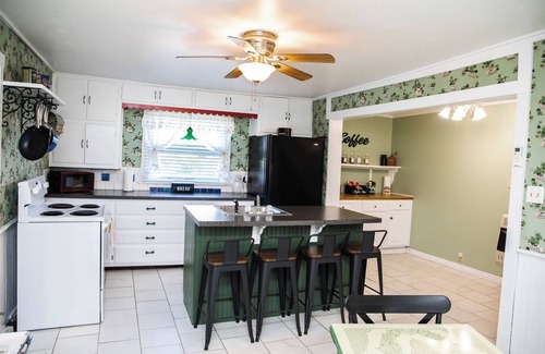 Marionville Cottage | Family-Friendly Granny's House: 10/10 Hometown Hospitality