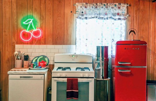 Paris House | Granny’s House-A Groovy Getaway with Poker Shed! Walk to Walker Disc Golf Park!