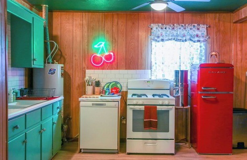 Paris House | Granny’s House-A Groovy Getaway with Poker Shed! Walk to Walker Disc Golf Park!