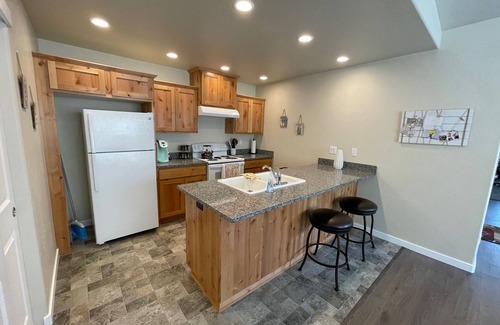 Grants Pass Apartment | Cozy Grants Pass Duplex with Yard and Free Breakfast
