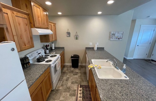 Grants Pass Apartment | Cozy Grants Pass Duplex with Yard and Free Breakfast