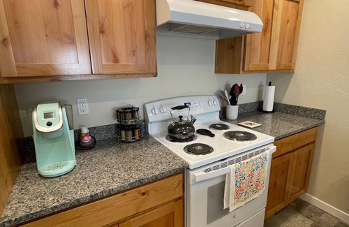 Grants Pass Apartment | Cozy Grants Pass Duplex with Yard and Free Breakfast