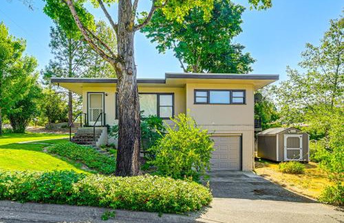 Grants Pass House | Relaxing Grants Pass Getaway with Pet-Friendly Amenities