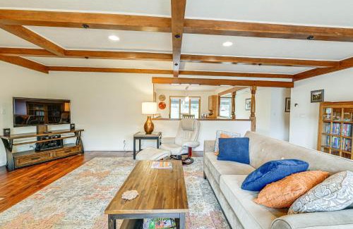 Grants Pass House | Ideal Grants Pass Vacation Rental with Deck and Scenic Views