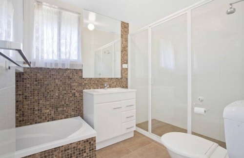 Merimbula Cabin | Grantys House: Family-Friendly 3 Bedroom Retreat