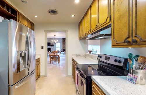 Fredericksburg House | Pet-Friendly Grapetown Farm House B&B with Top Guest Rating