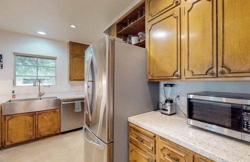 Fredericksburg House | Pet-Friendly Grapetown Farm House B&B with Top Guest Rating