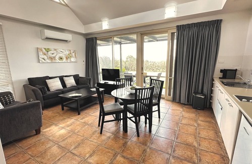 Pokolbin House | Grapevines Boutique Accommodation: Rated 9.4/10, Family-Friendly