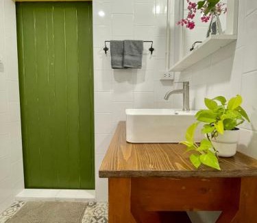 Pak Kret House | Inviting Grasshopper Bed and Cafe with On-Site Restaurant