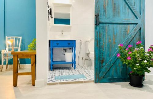 Pak Kret House | Inviting Grasshopper Bed and Cafe with On-Site Restaurant