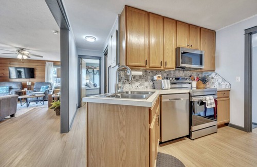Orleans House | Guest Rated 10/10 at Grassy Knoll Retreat on Big Spirit Lake