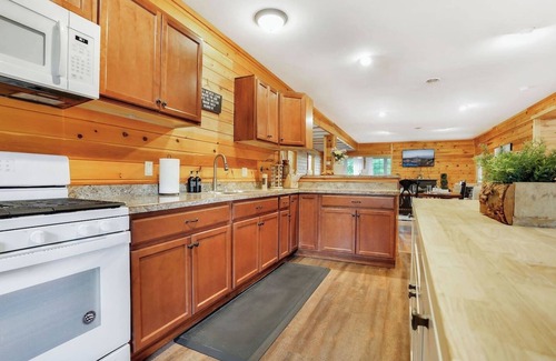 Walker Lake Cabin | Exceptional Cabin Retreat with Hot Tub and Game Room