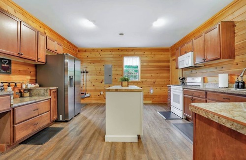 Walker Lake Cabin | Exceptional Cabin Retreat with Hot Tub and Game Room