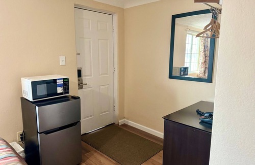 Shields Hotel | Budget-Friendly Gratiot View Motel with Breakfast & Kitchen