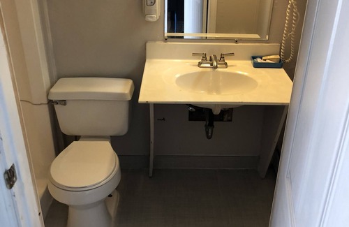 Shields Hotel | Budget-Friendly Gratiot View Motel with Breakfast & Kitchen