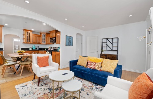 Mid Central House | Inviting Gratyfying Abode: 3B2B with Queen Beds & Spa