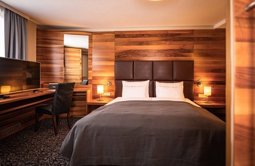 Innsbruck City Centre Hotel | Experience Grauer Bär: Top-Rated 4-Star Retreat with Spa