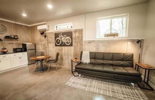 Pea Ridge Apartment | Family-Friendly Gravel Trail Getaway with Kitchen & 10/10 Rating