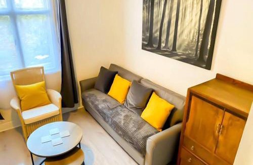 Gravesend Apartment | Modern Gravesend 2 Bedroom Apartment - Steps from Station