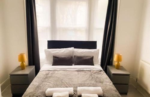 Gravesend Apartment | Modern Gravesend 2 Bedroom Apartment - Steps from Station