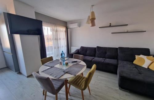 Floresti Apartment | Ideal Gray Apartment Near Amethyst & Vivo Mall - 9.9/10 Rated