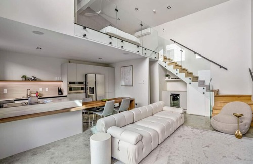 East Downtown Houston House | Experience the Gray Loft at The O’Four Lofts - Grayscale Lux