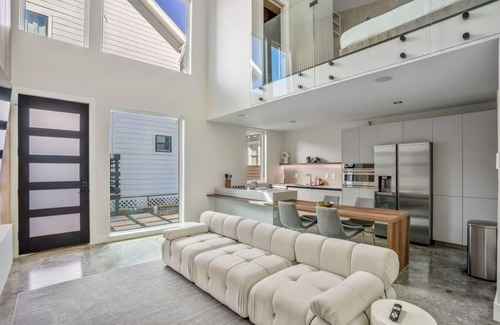 East Downtown Houston House | Experience the Gray Loft at The O’Four Lofts - Grayscale Lux